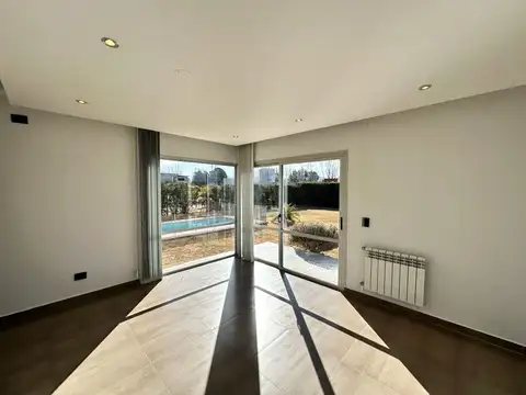 Casa 5 ambientes con 3 baños