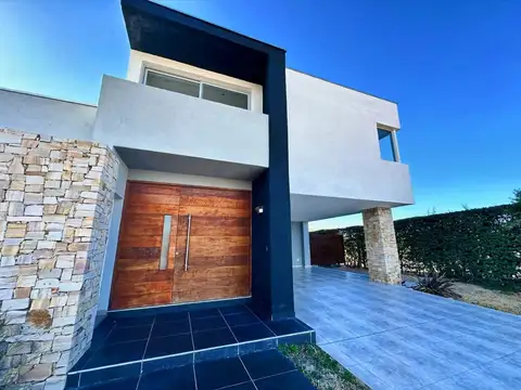 Casa de categoría en venta 5 amb B Priv Carrascal