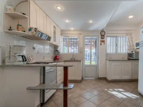 Venta Casa de 4 Ambientes, jardín, quincho y cochera en Lomas Este.