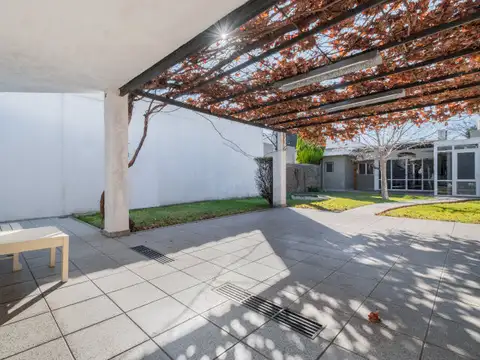 Venta Casa de 4 Ambientes, jardín, quincho y cochera en Lomas Este.