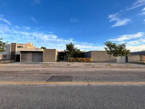 Casa En Venta De 3 Dormitorios Zona Predio Ferial