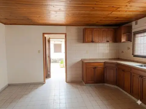 Venta dos locales, dos deptos y casa con patio y deposito Garin centro