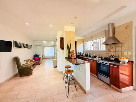 Casa en venta de 4 ambientes en barrio san bernardo lujan con patio y cochera