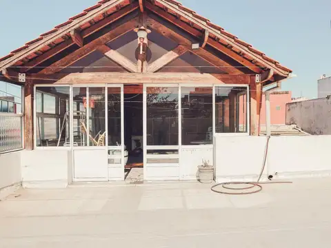 CASA EN  VENTA  DE 4 AMBIENTES TERRAZA COCHERA PARQUE CHACABUCO