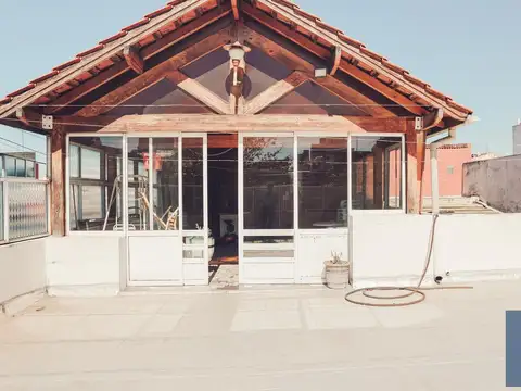 CASA EN  VENTA  DE 4 AMBIENTES TERRAZA COCHERA PARQUE CHACABUCO