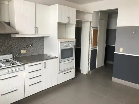 Departamento 5 ambientes con dependencia - Triplex