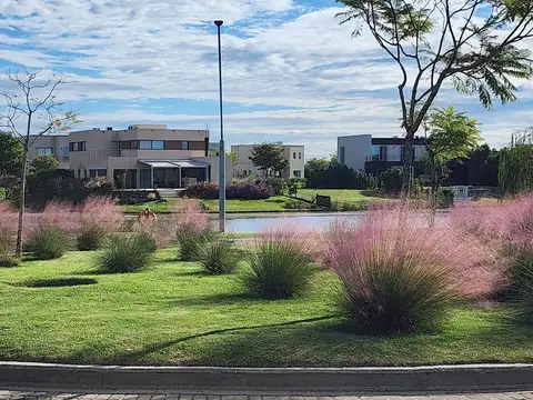 Lote a la laguna de 795 m² en Ceibos, Puertos | ubicación premium y entorno consolidado