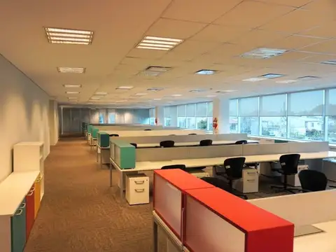 Oficina en Alquiler con 32 cocheras