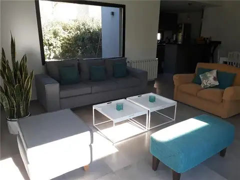 Casa en Alquiler con 2 cocheras
