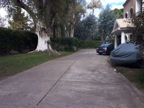 Casa en Venta con 2 cocheras