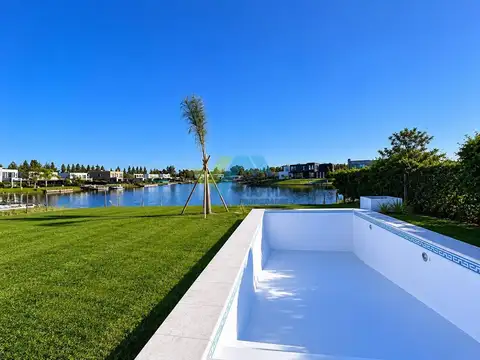 Casa estilo frances en una planta con pileta - Lote a la laguna SAN MATIAS AREA 1