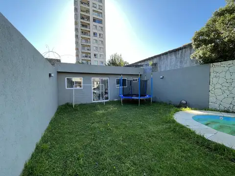 Casa en venta 4 ambientes con parque en Villa Ballester