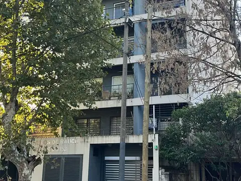 Departamento de 2mb, co n balcon corrido.-