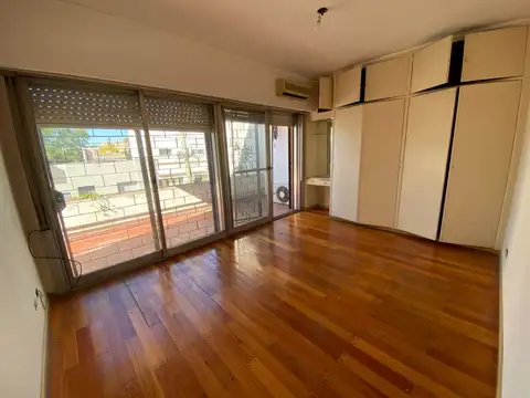 Casa en Alquiler con 2 cocheras