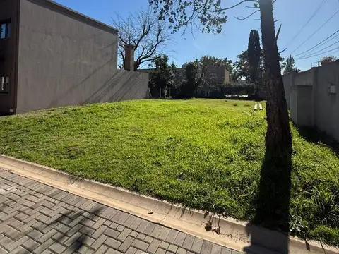 LOTE EN VENTA BARRIO CON PORTON