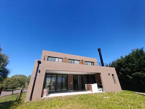 Casa en venta 5 ambientes en Santa Guadalupe Pilar del Este