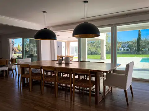 Casa en Venta con 4 cocheras