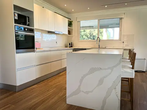 Miralagos - Exclusiva Residencia al lago en venta.