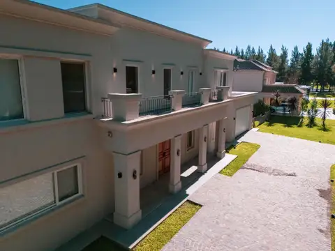 Casa 8 ambientes con 5 baños