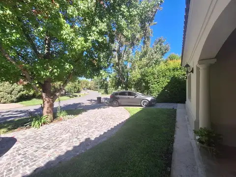 Casa en Alquiler con 3 cocheras