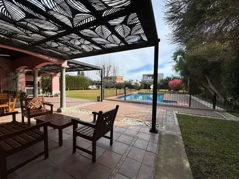 Casa en Alquiler con 3 cocheras