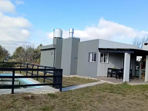 FINANCIO - CASA DOS DORMITORIOS CON PILETA - A MTS DEL LAGO
