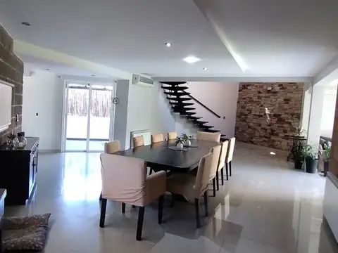Casa 7 ambientes con 2 baños