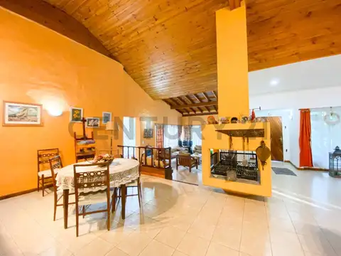 Casa en Venta con 3 cocheras
