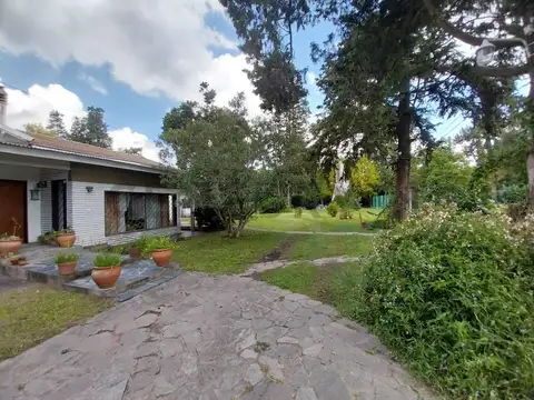 Casa 8 ambientes con 4 baños