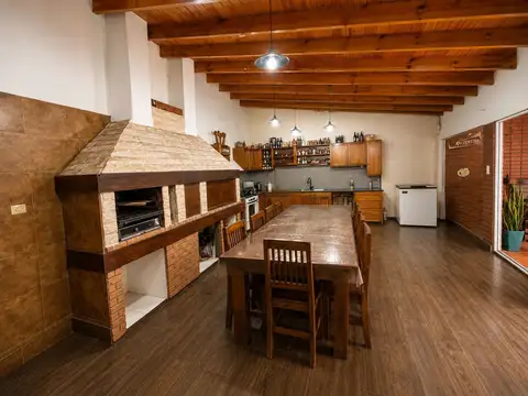 VENTA CASA 4 AMBIENTES SAN JUSTO COCHERA PILETA