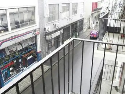 Monoambiente al frente con balcon , muy luminoso