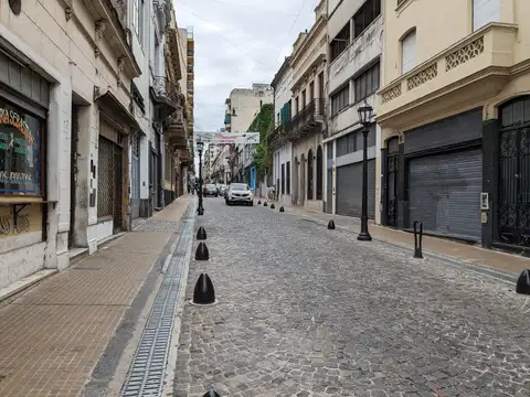 Monoambiente al frente con balcon , muy luminoso
