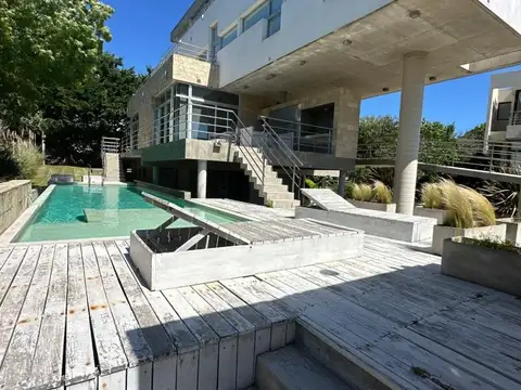 Exclusiva casa en venta a una cuadra del mar