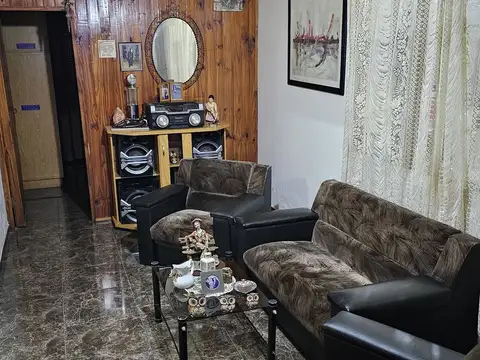 Casa 6 ambientes con 2 baños