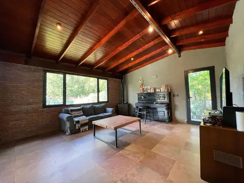 Casa 6 ambientes con 2 baños