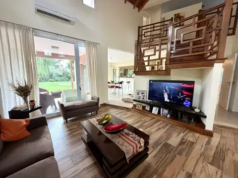 Casa 8 ambientes con 3 baños