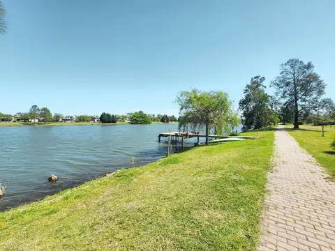 Terreno con dos frentes sobre el Boulevard en Puerto Roldan
