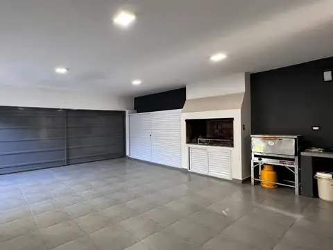 Casa 6 ambientes con 2 baños