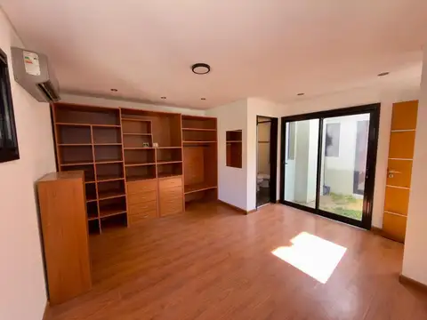 Casa en venta en City Bell, zona residencial, oportunidad!