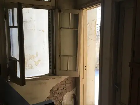 OPORTUNIDAD  CASONA 300m2. TOTALES. ESPACIO AEREO PROPIO Se aceptan TODAS las propuestas!