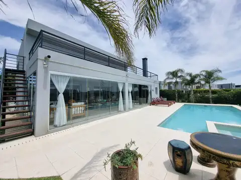 Venta Casa 5 ambientes   dependencia servicio Barrio Islas - El Canton