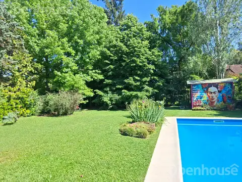 Casa en venta Barrio La Campiña sobre lote central en 2 plantas.