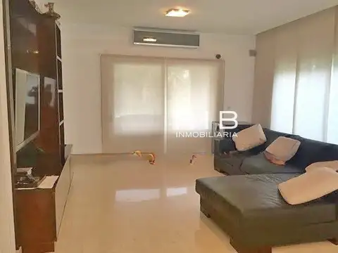 Casa 6 ambientes con 5 baños