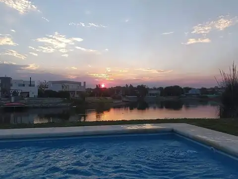 Casa en Alquiler con 3 cocheras