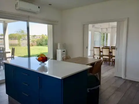 Casa 4 ambientes con 4 baños