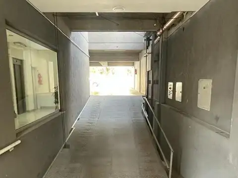 COCHERA CUBIERTA EN PLENO CENTRO DE BANFIELD.