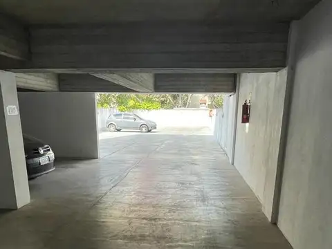COCHERA CUBIERTA EN PLENO CENTRO DE BANFIELD.
