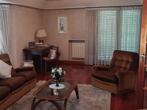 CHALET 5 AMBIENTES DE CATEGORIA FINANCIA 