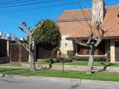 CHALET 5 AMBIENTES DE CATEGORIA FINANCIA 