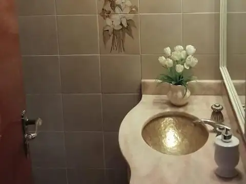 Casa 5 ambientes con 4 baños